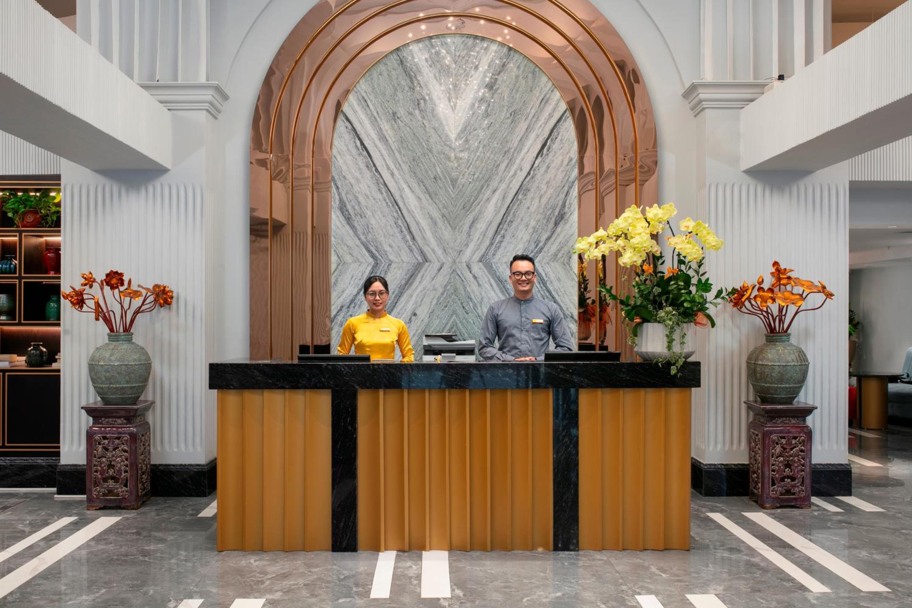 MAY DE VILLE Lakeside Hotel