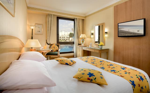 Queen Room with Pool View · photo 2