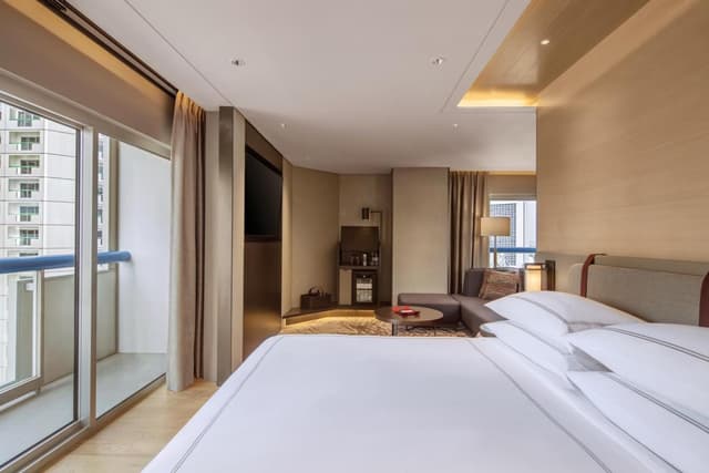 Signature Suite, 1 King, 2 Balconies, City View · photo 1