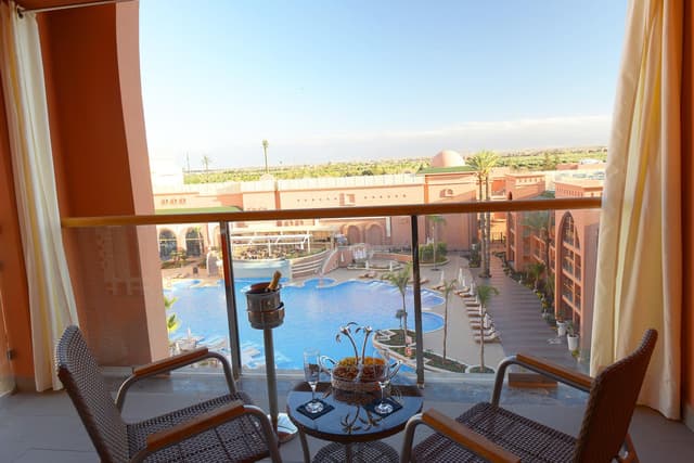Suite Prestige con una cama doble y vista a la piscina · foto 2