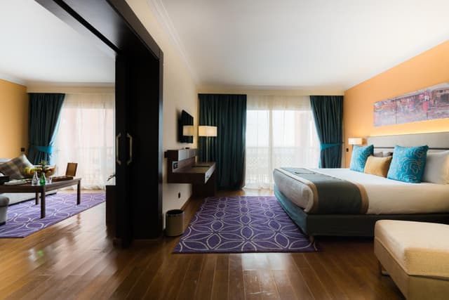 Suite Prestige con una cama doble y vista a la piscina · foto 1