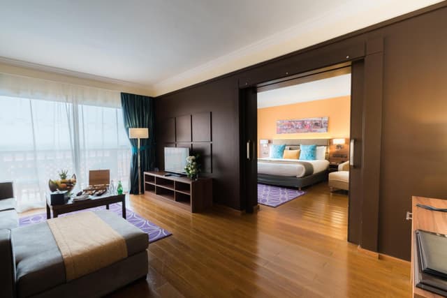 Suite Prestige con una cama doble y vista a la piscina · foto 4