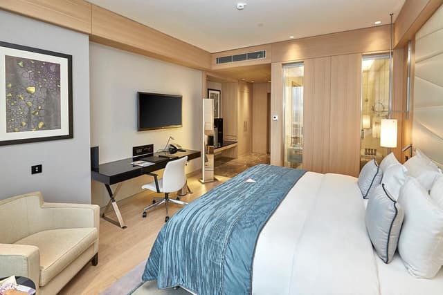 Deluxe Room King Bed with Partial Sea View · photo 1