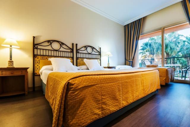 Standard Double or Twin Room with Lake View (2 adults + 1 child) · photo 1
