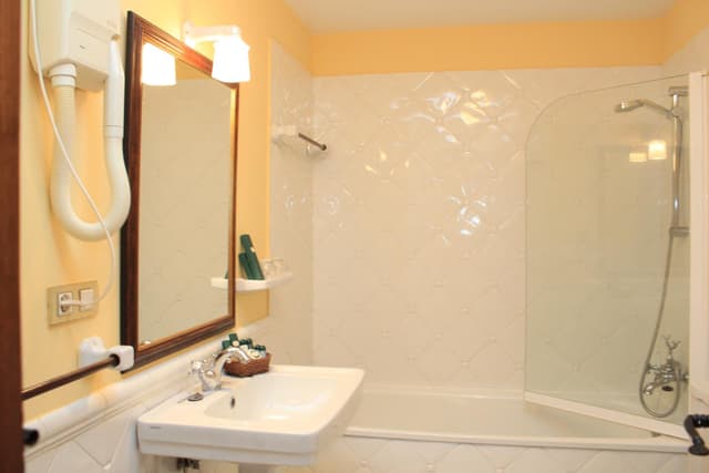 Double or Twin Room · photo 5