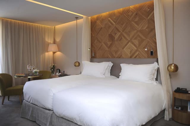 Contemporary Deluxe Room with Balcony and Pool View · photo 3
