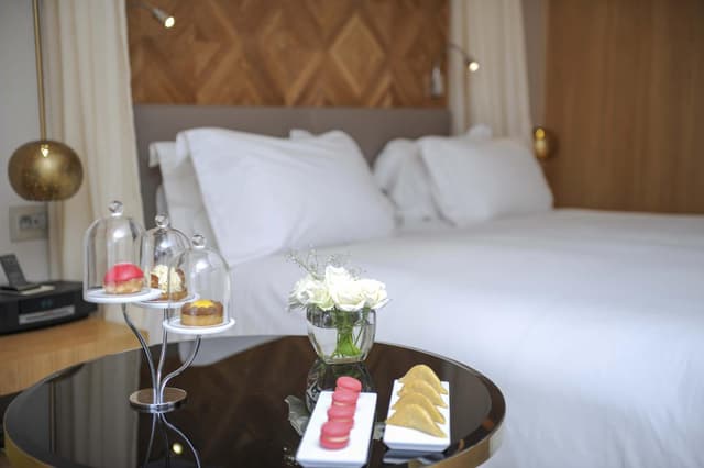 Contemporary Deluxe Room with Balcony and Pool View · photo 1