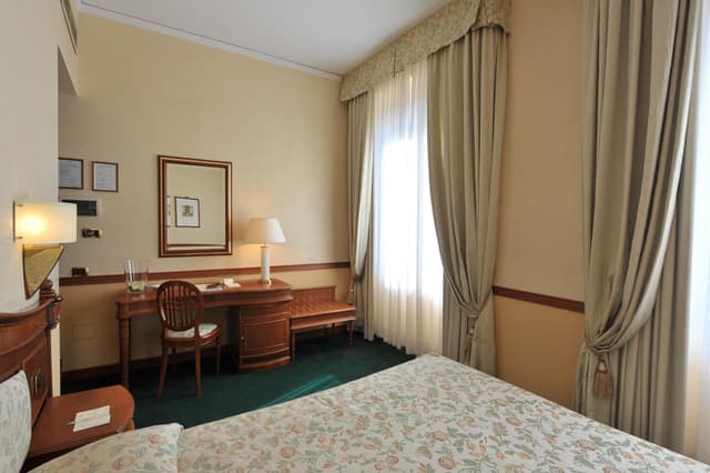 Classic Double or Twin Room · photo 7