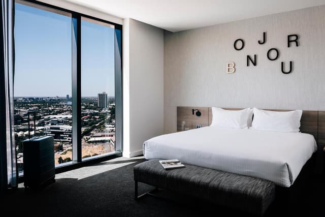 One-Bedroom King Suite with City View · photo 4