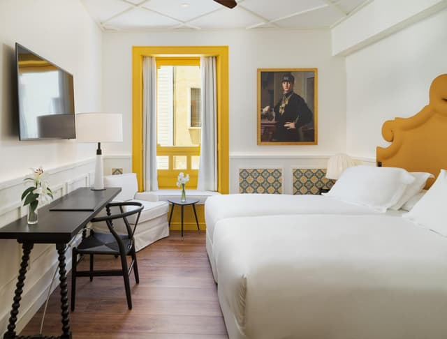 Double or Twin Room with City View · photo 4