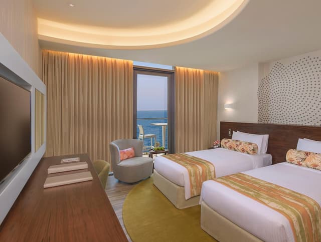 Deluxe Room with Balcony and Partial Sea View · photo 1
