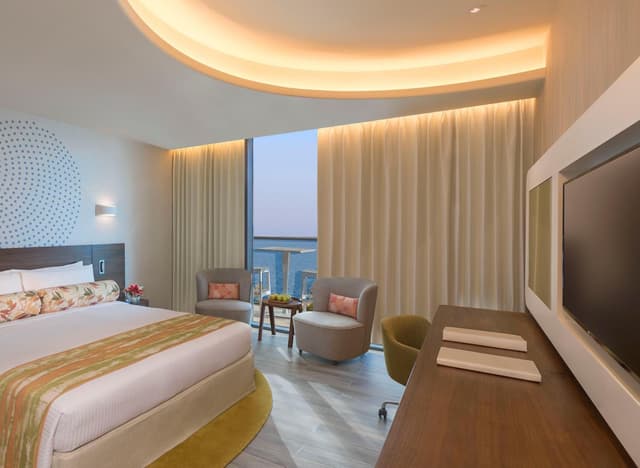 Deluxe Room with Balcony and Partial Sea View · photo 2