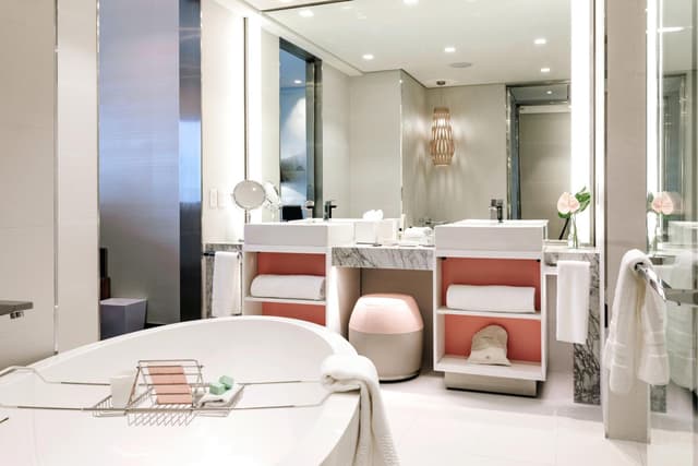 Luxury King Room with Skyline View · photo 4