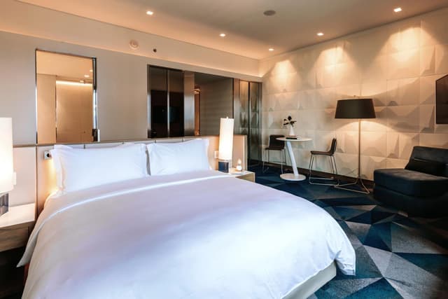 Luxury King Room with Skyline View · photo 5
