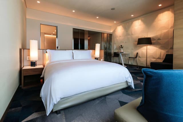 Luxury King Room with Skyline View · photo 1