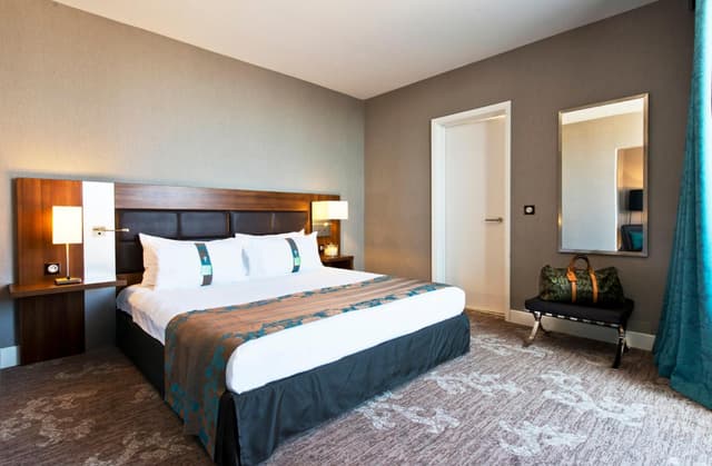 Standard King Room - Non-Smoking  · photo 6