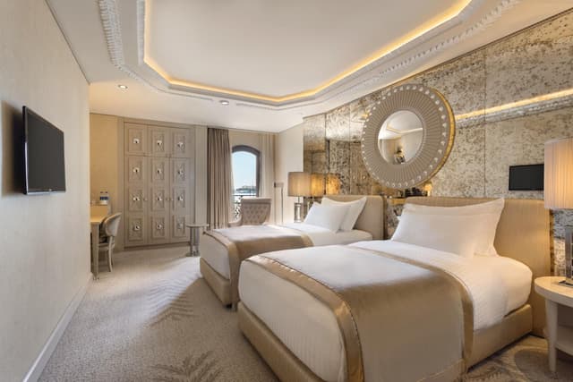 Deluxe Twin Room with Partial Sea View · photo 1