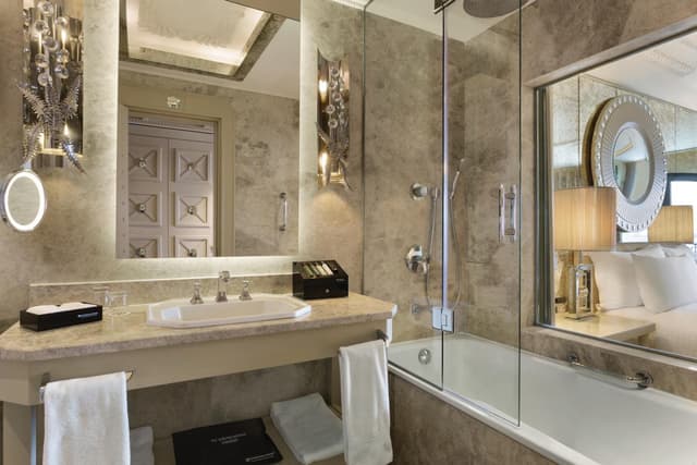 Deluxe King Room with City View · photo 2