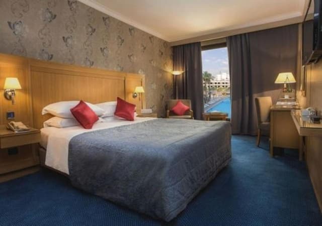 Queen Room with Pool View · photo 1