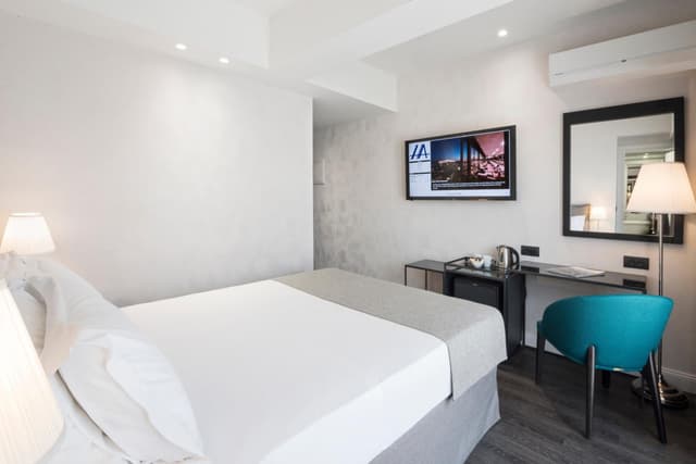 Classic Double or Twin Room · photo 7