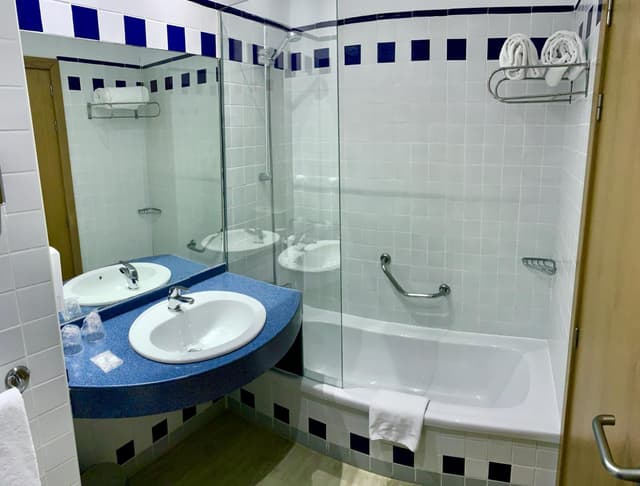 Standard Twin Room - Free Breakfast · photo 3