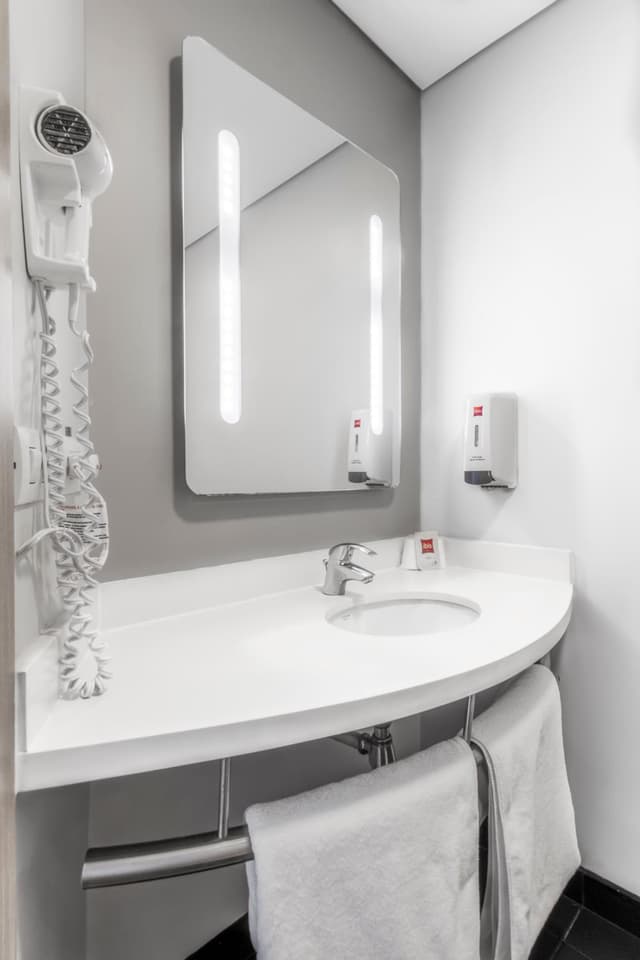 Standard Twin Room · photo 6