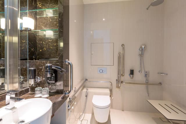 Standard Queen Room with Free Breakfast - Top Floor/Accessible · photo 4
