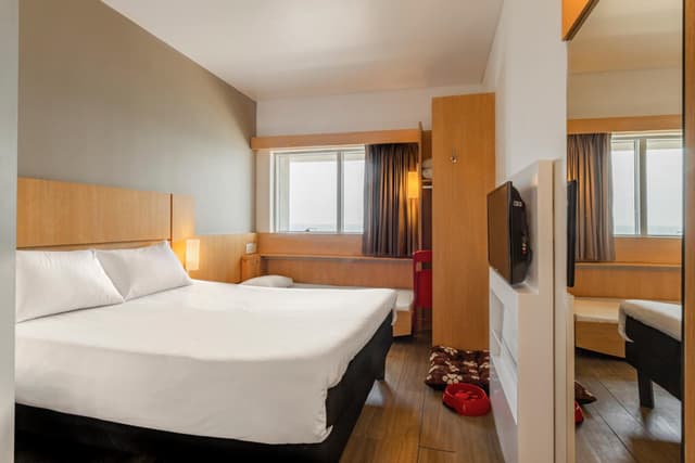 Standard Room with One Double Bed and One Single Bed · photo 1