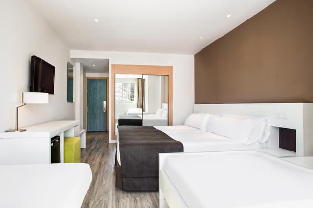 Family Room · photo 4