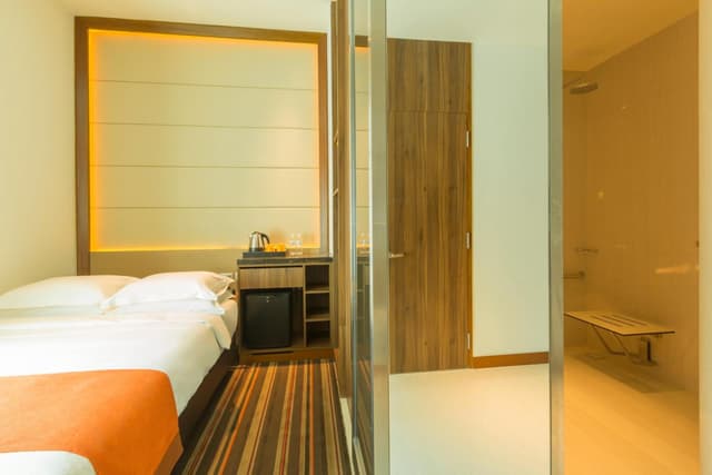 Standard Queen Room with Free Breakfast - Top Floor/Accessible · photo 3
