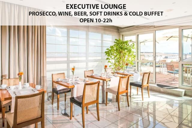 Executive Double Room with Panoramic City View and Executive Lounge · photo 4