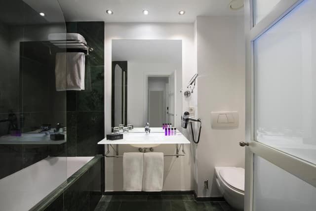 Double or Twin Room · photo 4