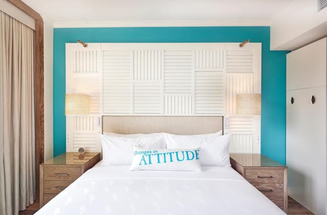 Deluxe Room One King Bed · photo 1