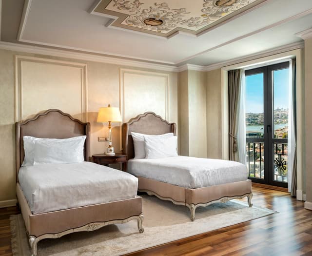 Premium Twin Golden Horn View · photo 1