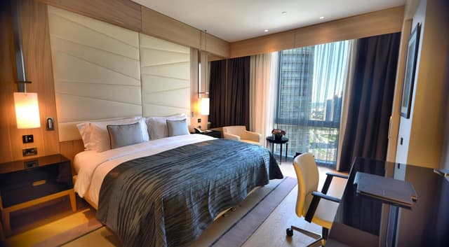 Deluxe Room King Bed with Partial Sea View · photo 4