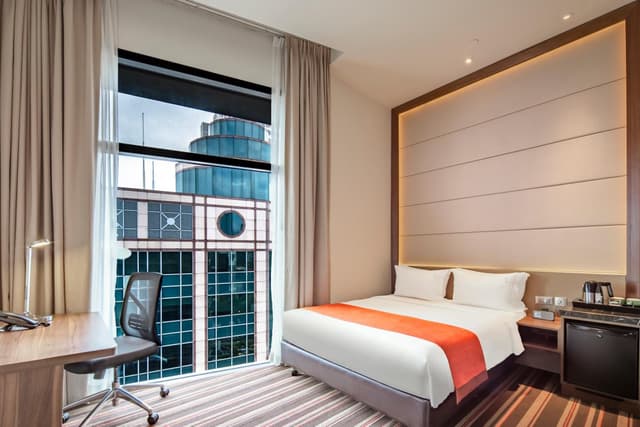 Standard Queen Room with Free Breakfast - Top Floor/Accessible · photo 1
