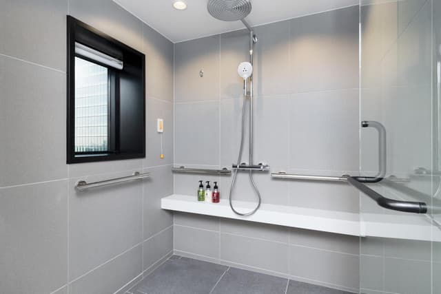 Universal Triple Room - Non-Smoking · photo 5