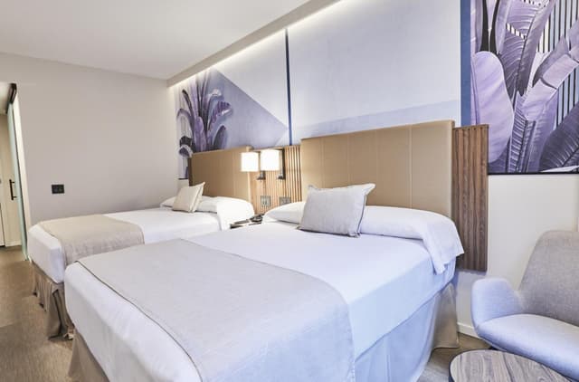 Deluxe Two Queen Beds · photo 3