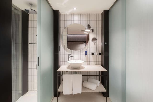 Standard Room - Interior Facing · photo 5