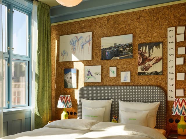 Medium Room · photo 1