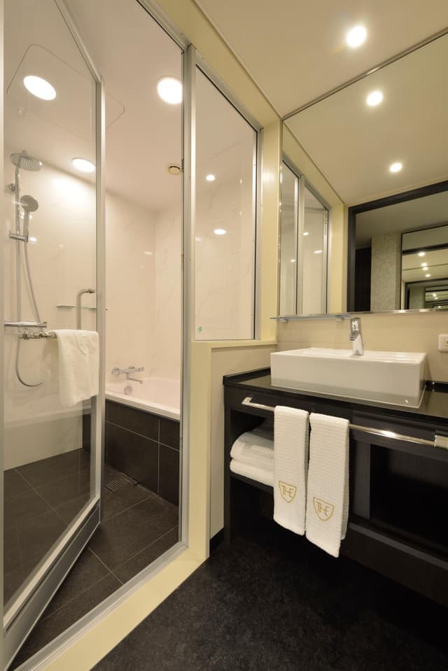 Premium Superior Twin Room with Complimentary Breakfast · photo 3