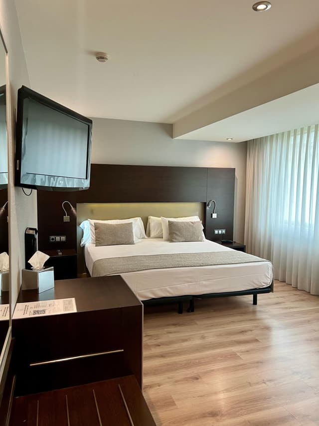 Deluxe Room with Hot Tub · photo 8