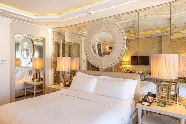 Deluxe King Room with Partial Sea View · photo 8