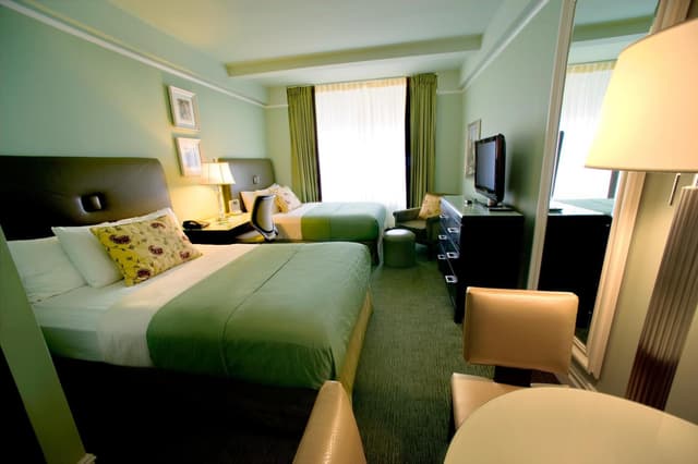 Suite de un dormitorio con dos camas dobles · foto 1