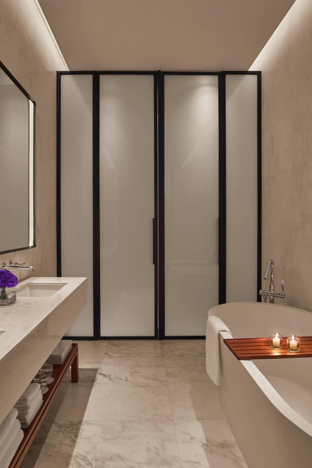 Deluxe Room with One King Bed · photo 5