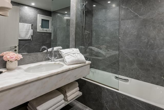 Classic Double or Twin Room · photo 8