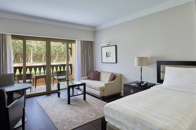 Deluxe Garden View Room, Guest room, 1 King, Garden view, Balcony · photo 4