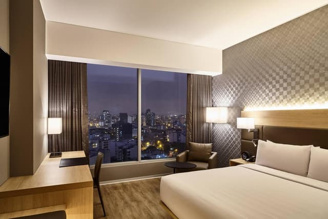 City Deluxe, Deluxe Guest Room, 1 King, City view · photo 1