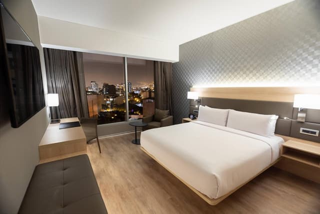 City Deluxe, Deluxe Guest Room, 1 King, City view · photo 2