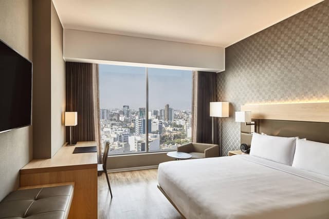 City Deluxe, Deluxe Guest Room, 1 King, City view · photo 4